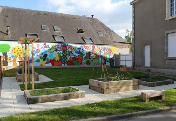 Cour de l'école avec jardin